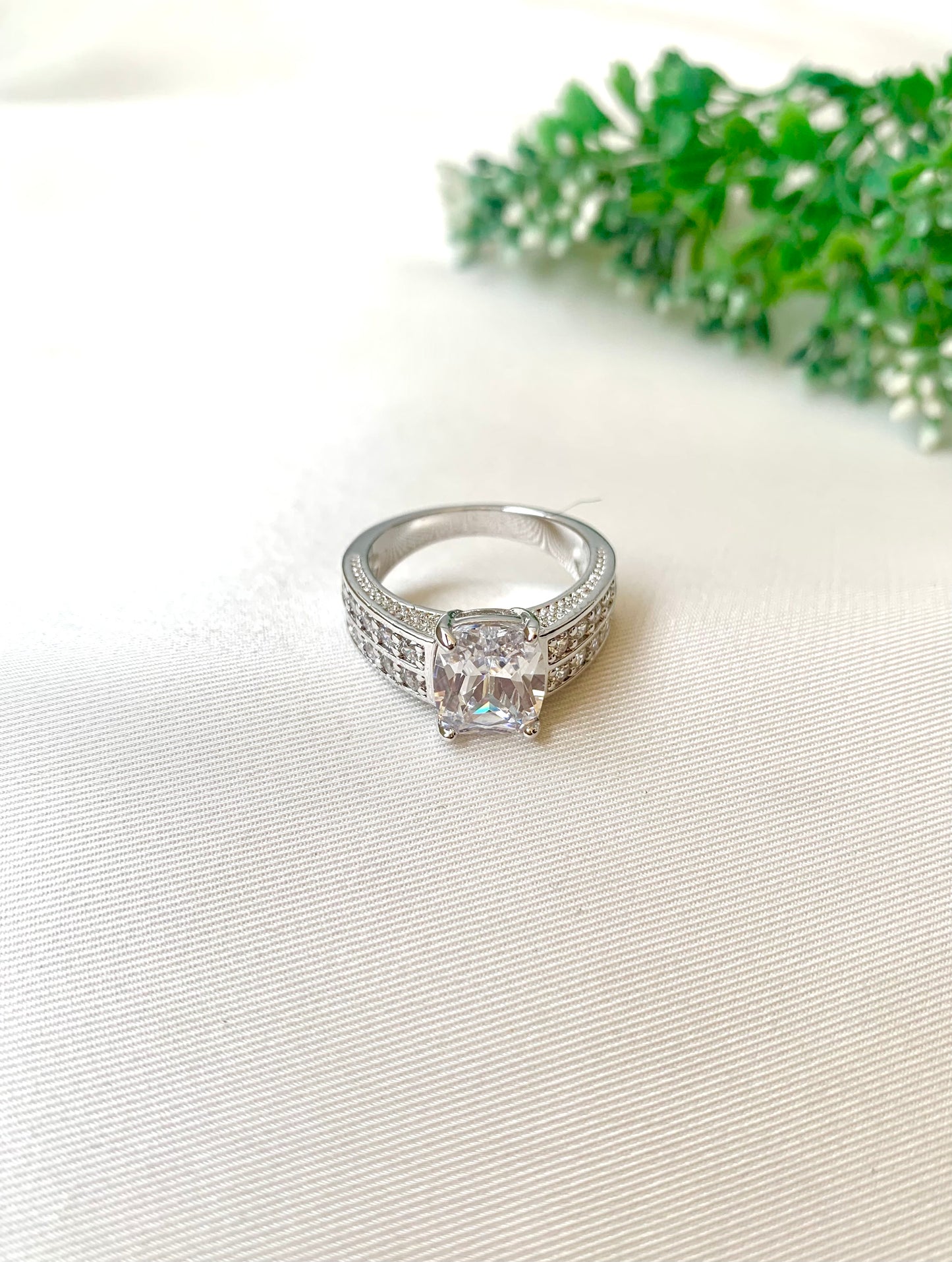 Auset Ring