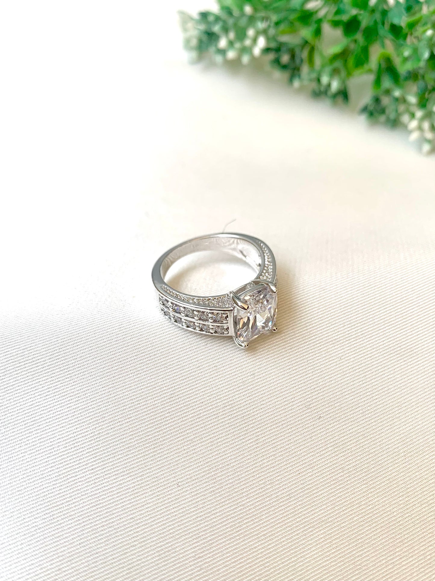 Auset Ring