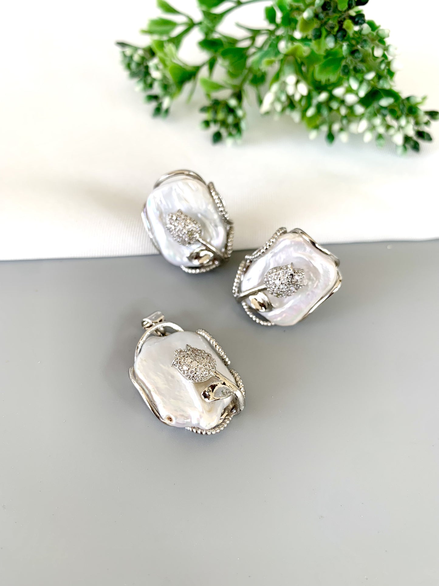 aveline-pendant-set-closeup-zamaljewels.jpg
Close-up of sculpted rhodium design around Baroque Pearls and pave diamond detailing