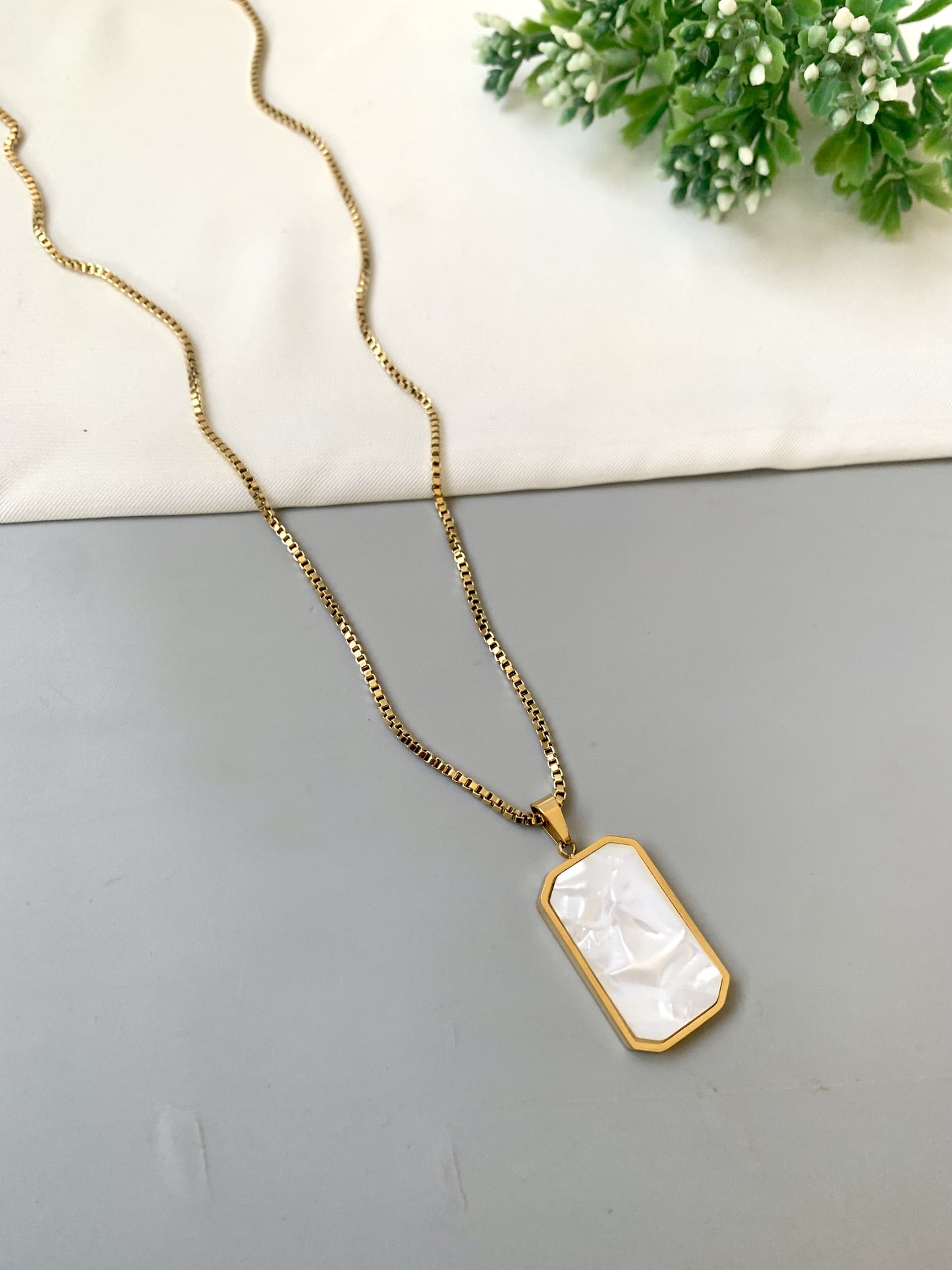 Reversible gold-plated necklace with black and white double-sided pendant — Zamal Jewels