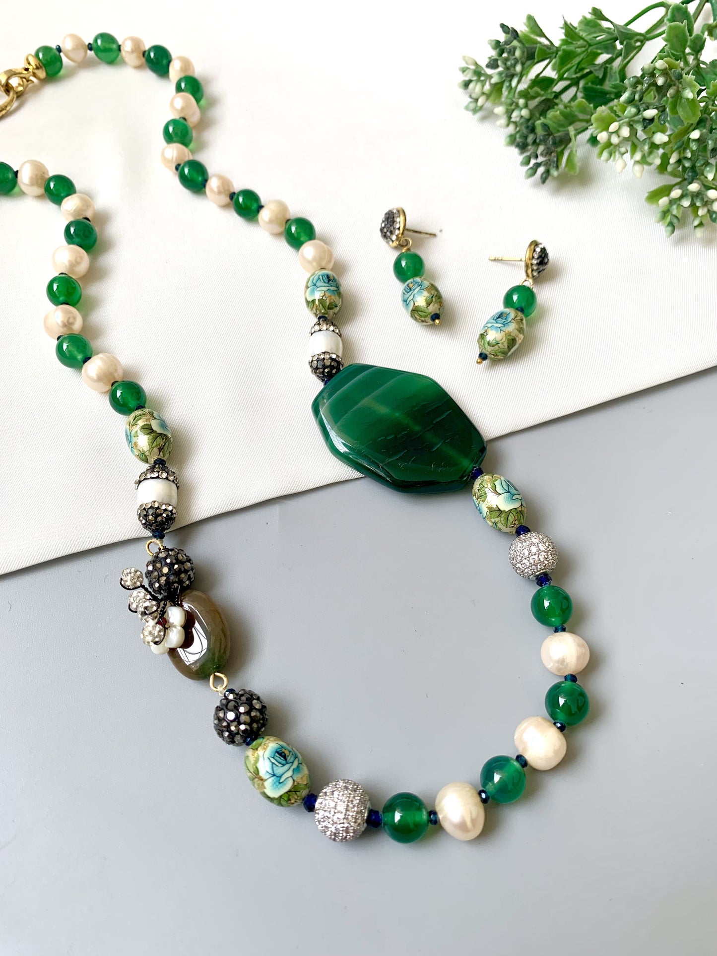 Eira Maala Set featuring hand-painted Tansa beads, emerald stones and shell pearls