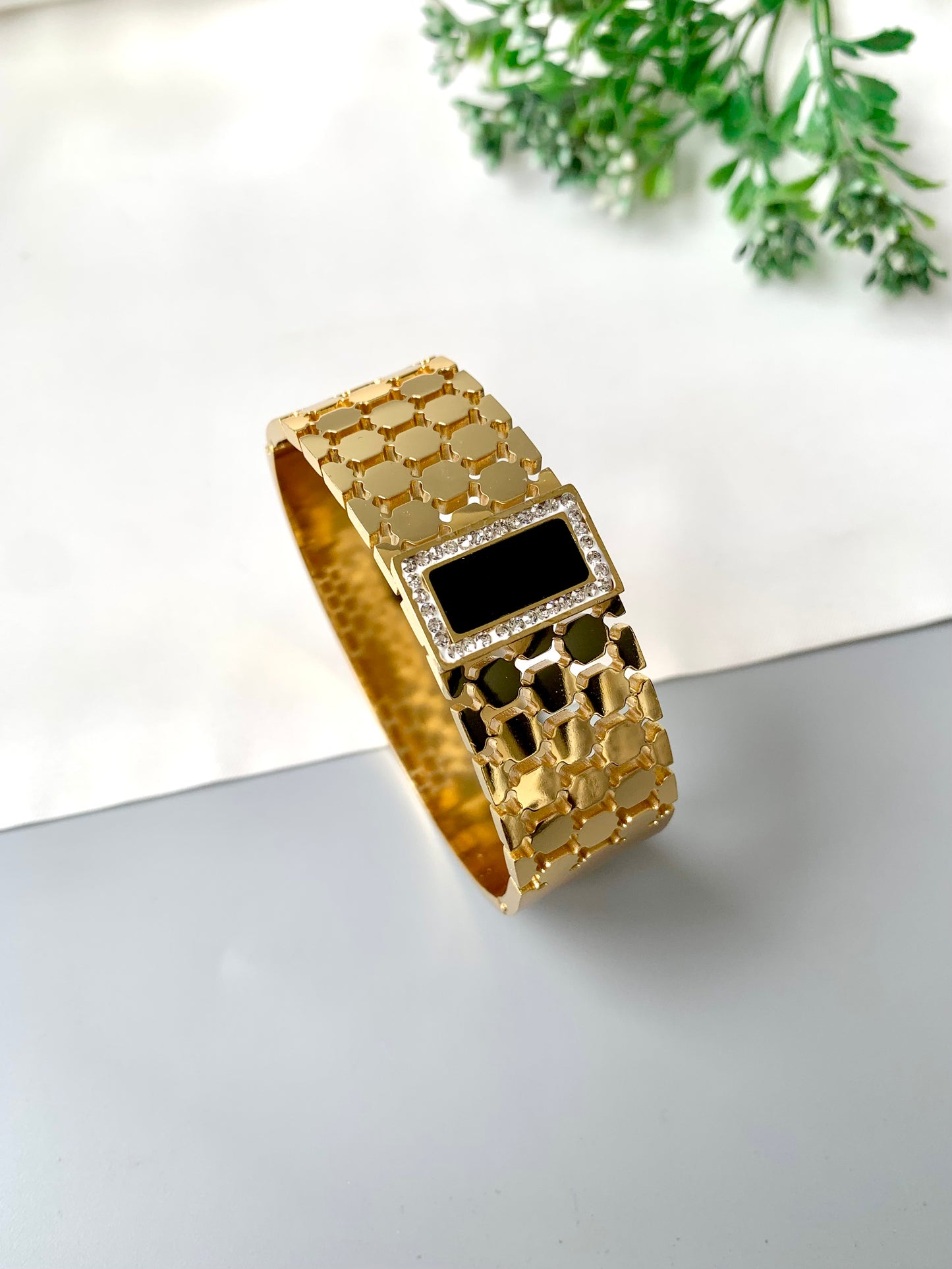Gold-Plated Openable Vexa Bracelet with Black Onyx Center