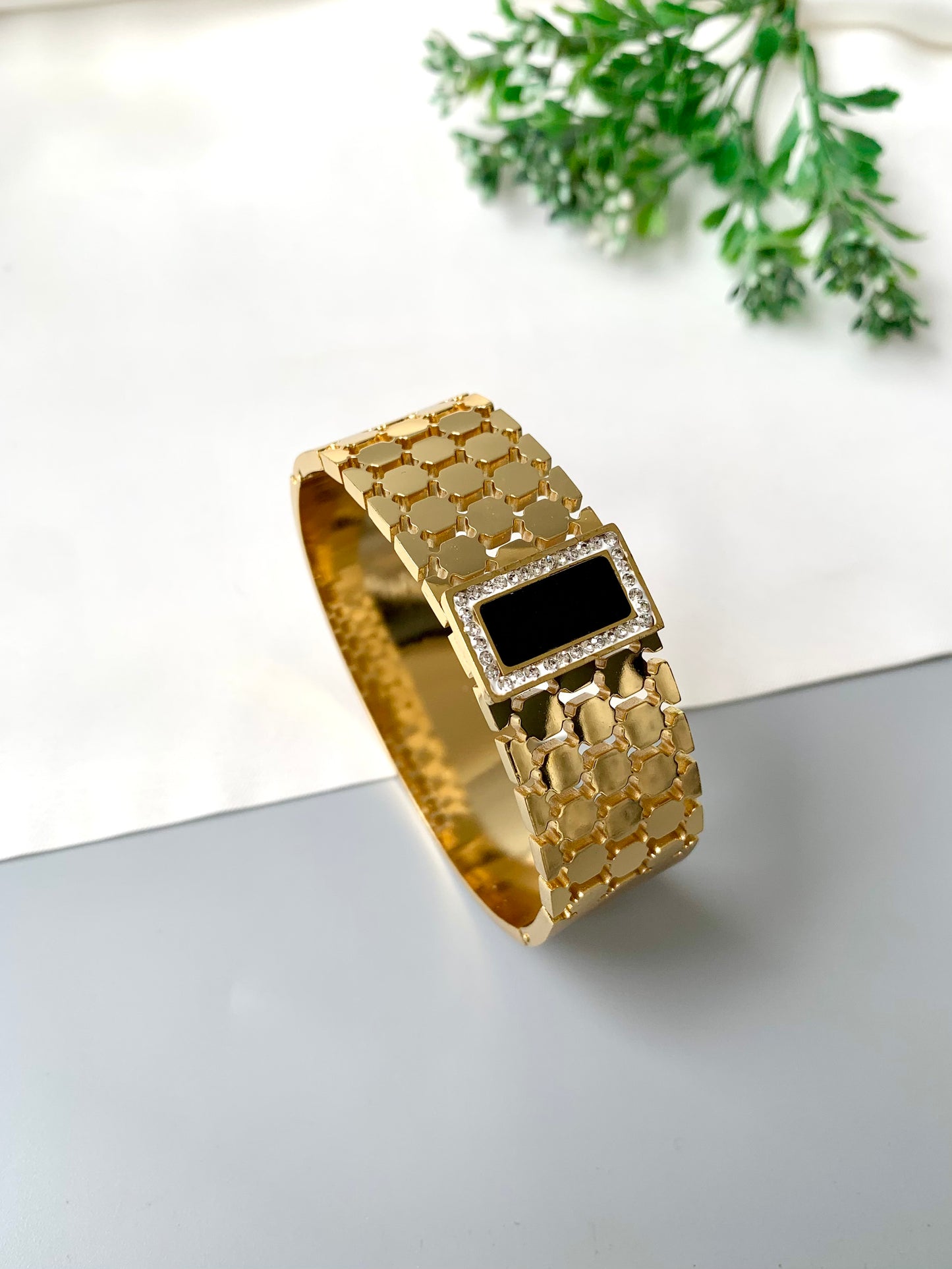 Gold-Plated Openable Vexa Bracelet with Black Onyx Center