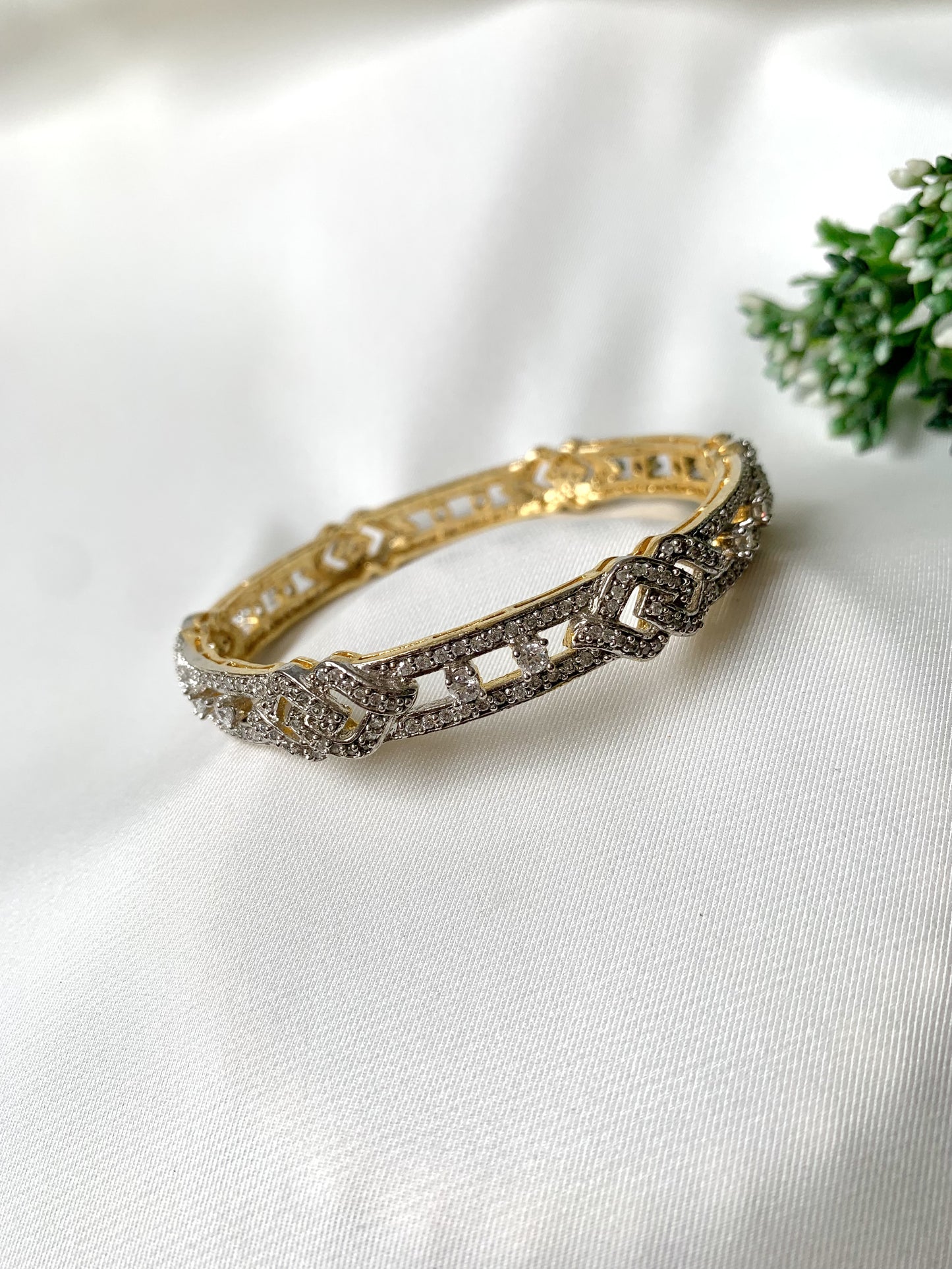 Zahra diamond link bangle standing upright - intricate link pattern