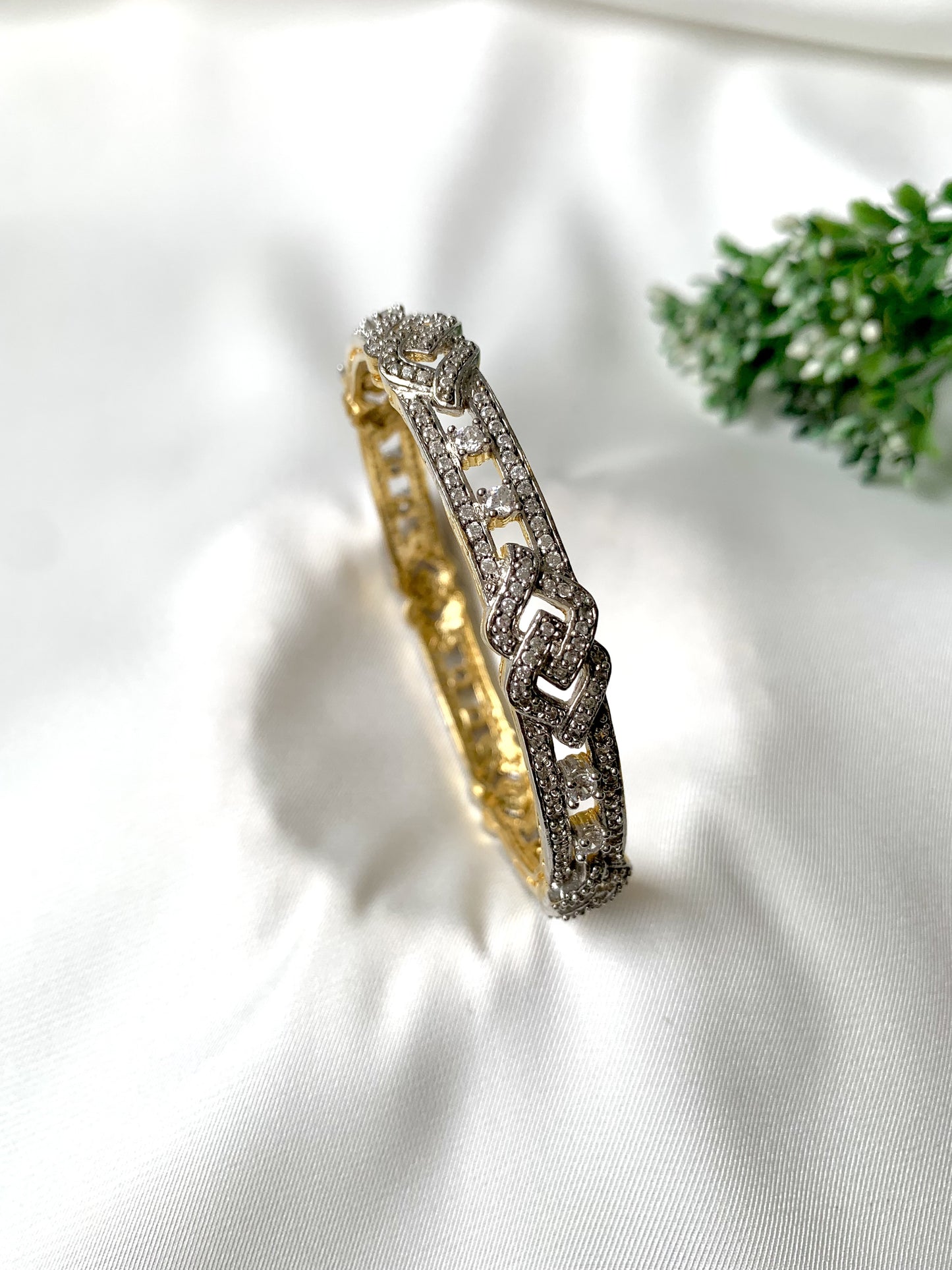 Zahra diamond link bangle detailed view of diamond encrusted links