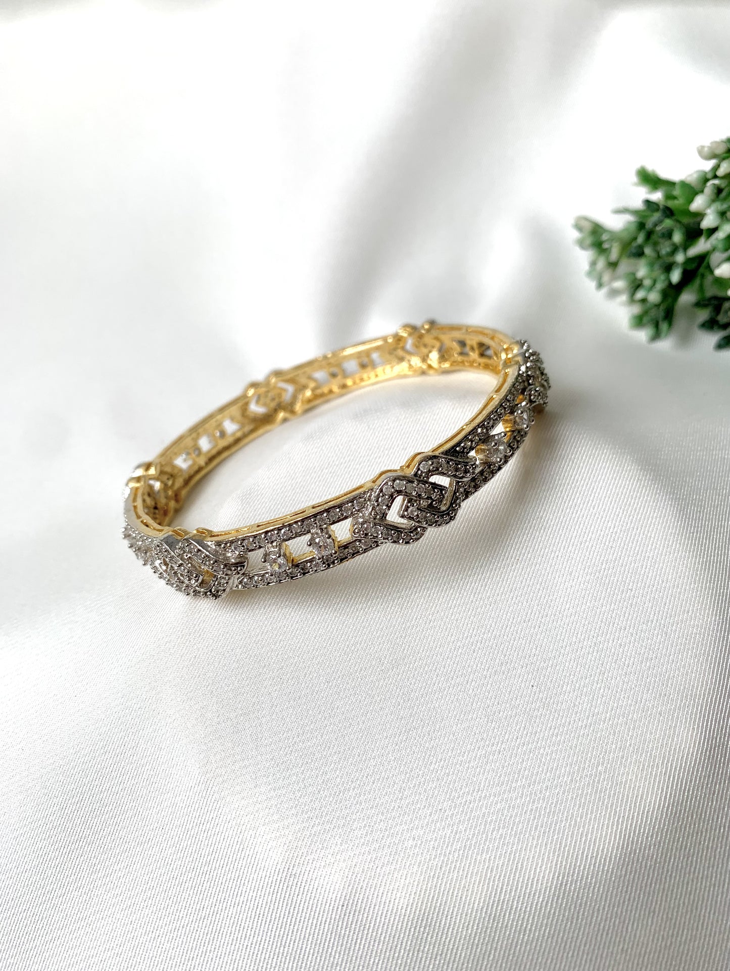 Zahra diamond link bangle detailed view of diamond encrusted links