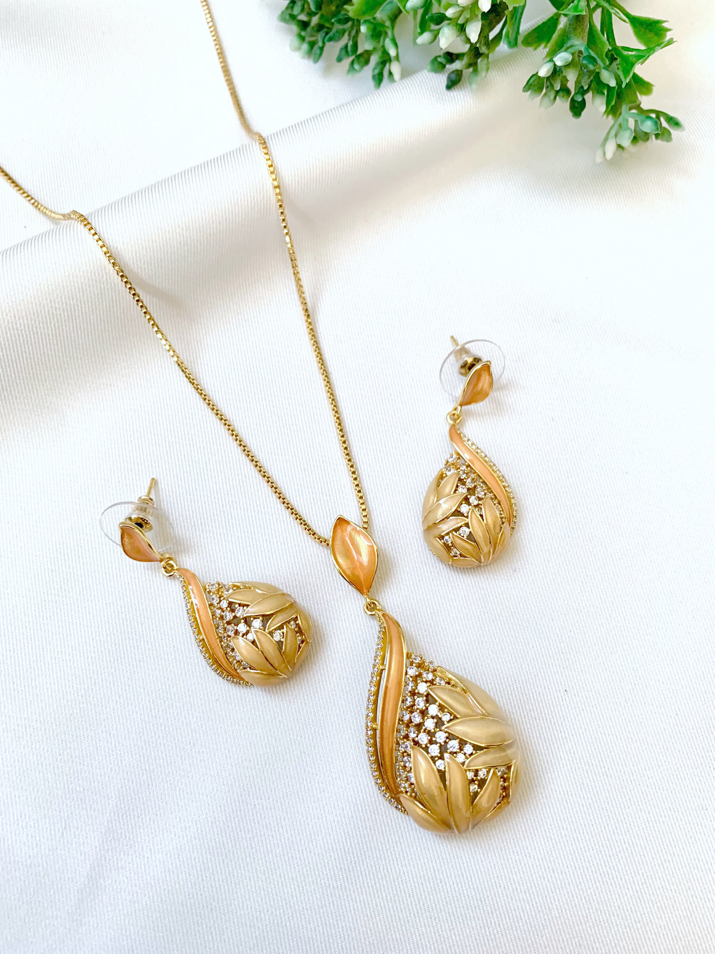 Eena Pendant Set