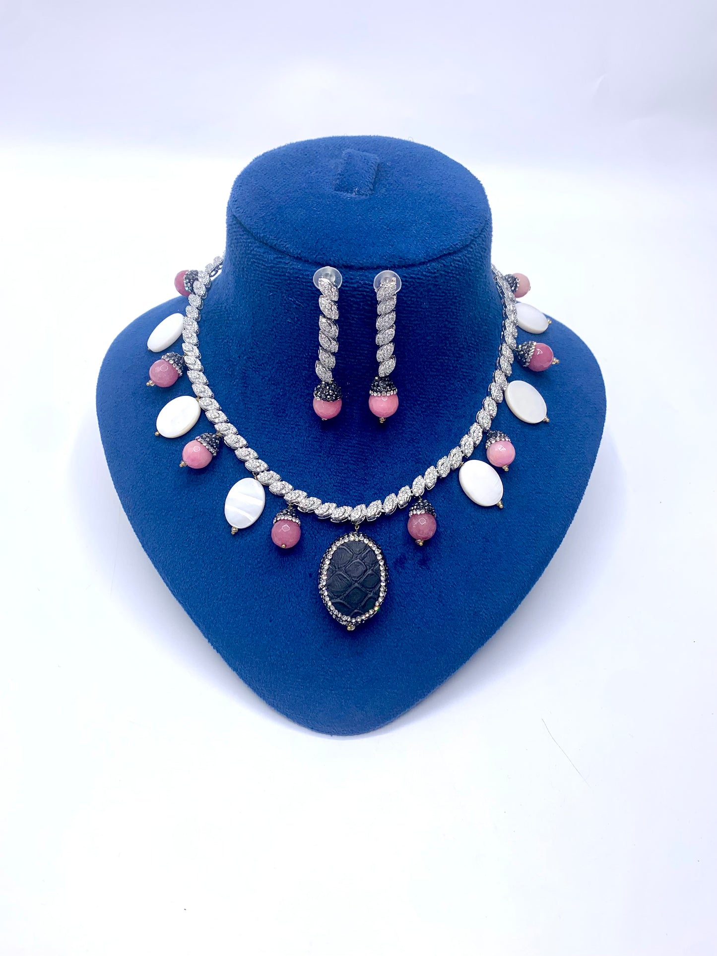 Trinika Necklace Set