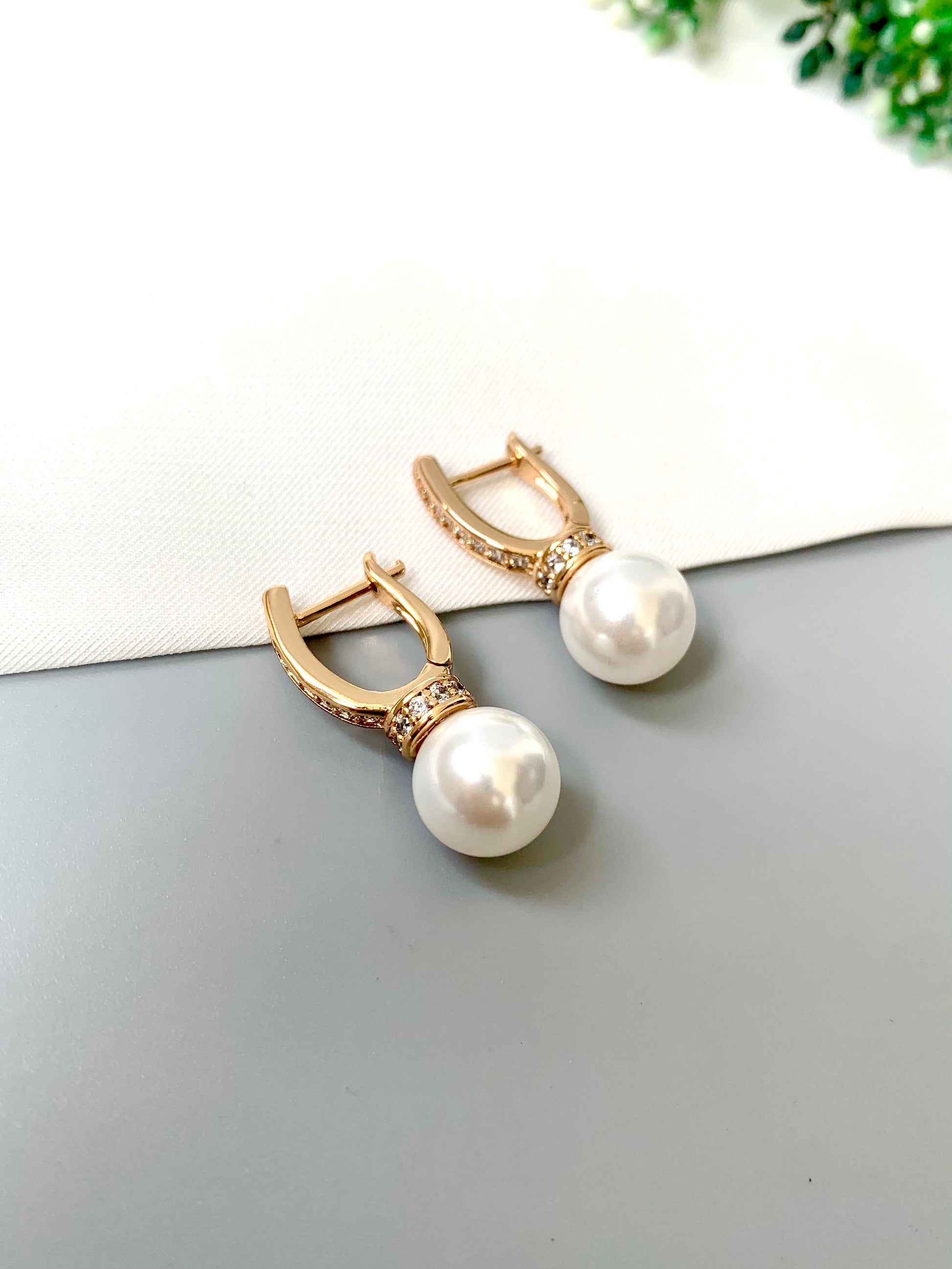 Close-up of 22kt Rose Gold plated pearl earrings with clasp lock