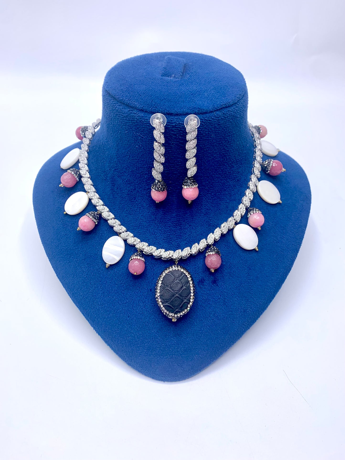 Trinika Necklace Set