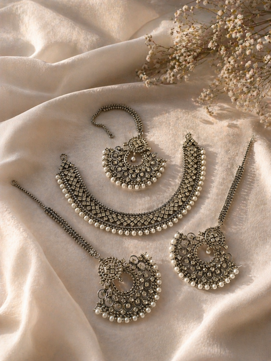 Zarmeena rhodium plated jewelry set with zircones crystals pearls necklace earrings and tikka
