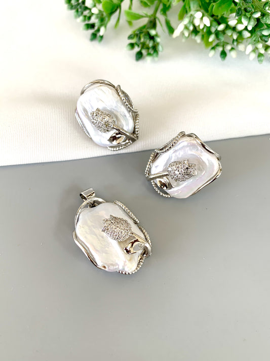 aveline-pendant-set-front-zamaljewels.jpg
Front view of Baroque Pearl pendant set with American Diamonds in rhodium finish