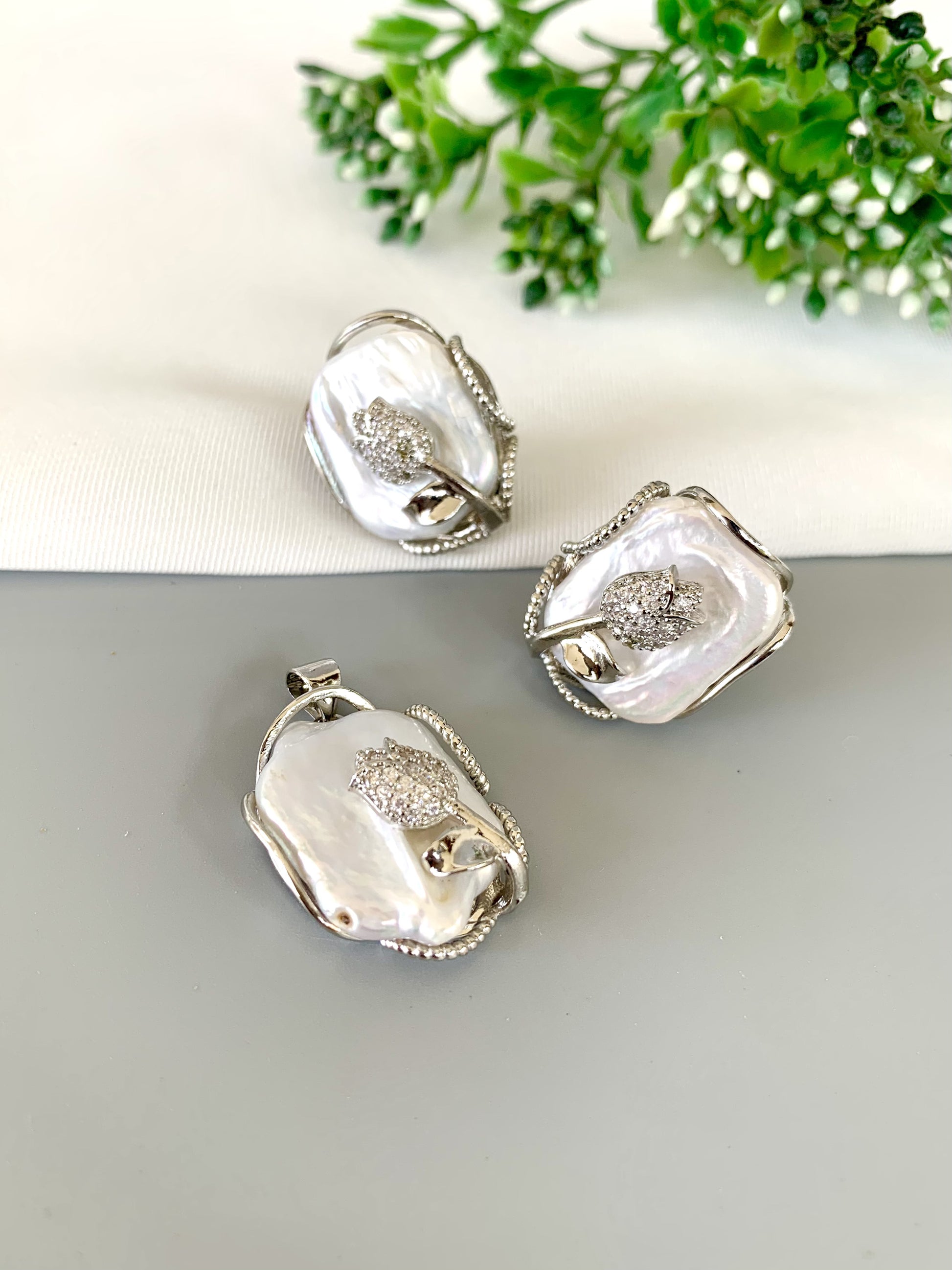 aveline-pendant-set-angle-zamaljewels.jpg
Angled shot showing shine of Baroque Pearls and stone-set centerpiece in cool tones