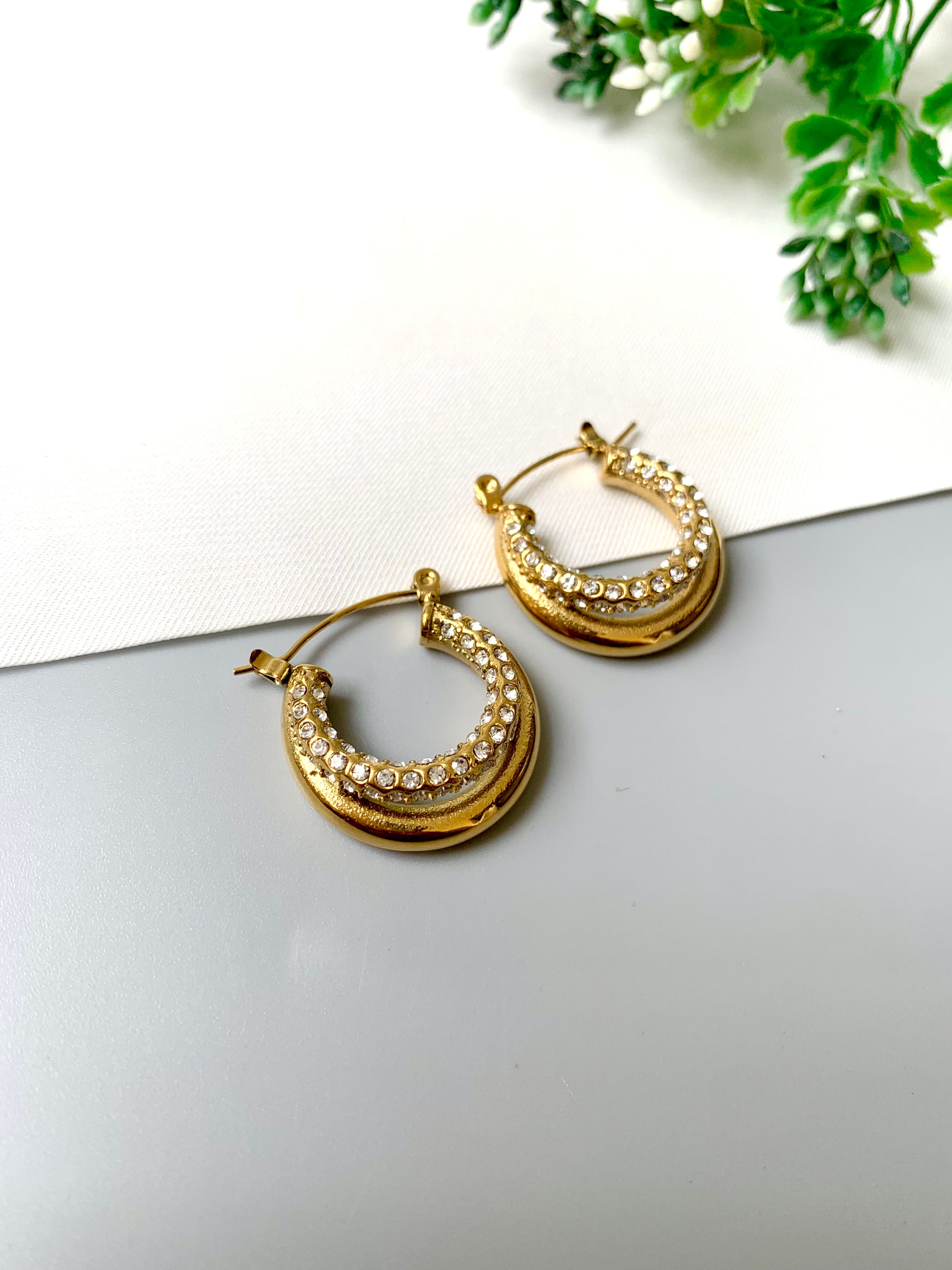 Double hoop earrings with zirconia stones in gold-plated stainless steel – FORMA collection by Zamal Jewels