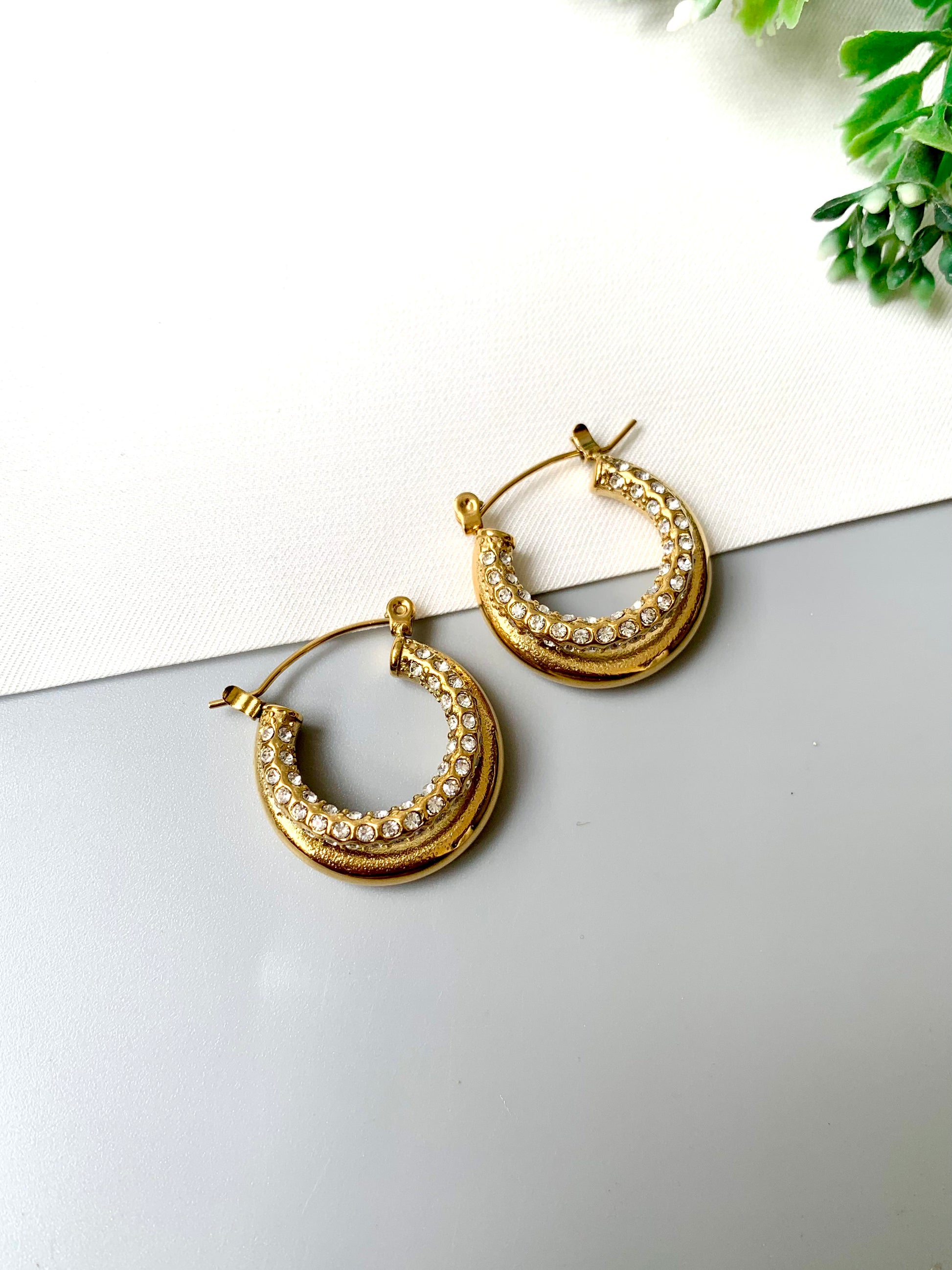 Double hoop earrings with zirconia stones in gold-plated stainless steel – FORMA collection by Zamal Jewels