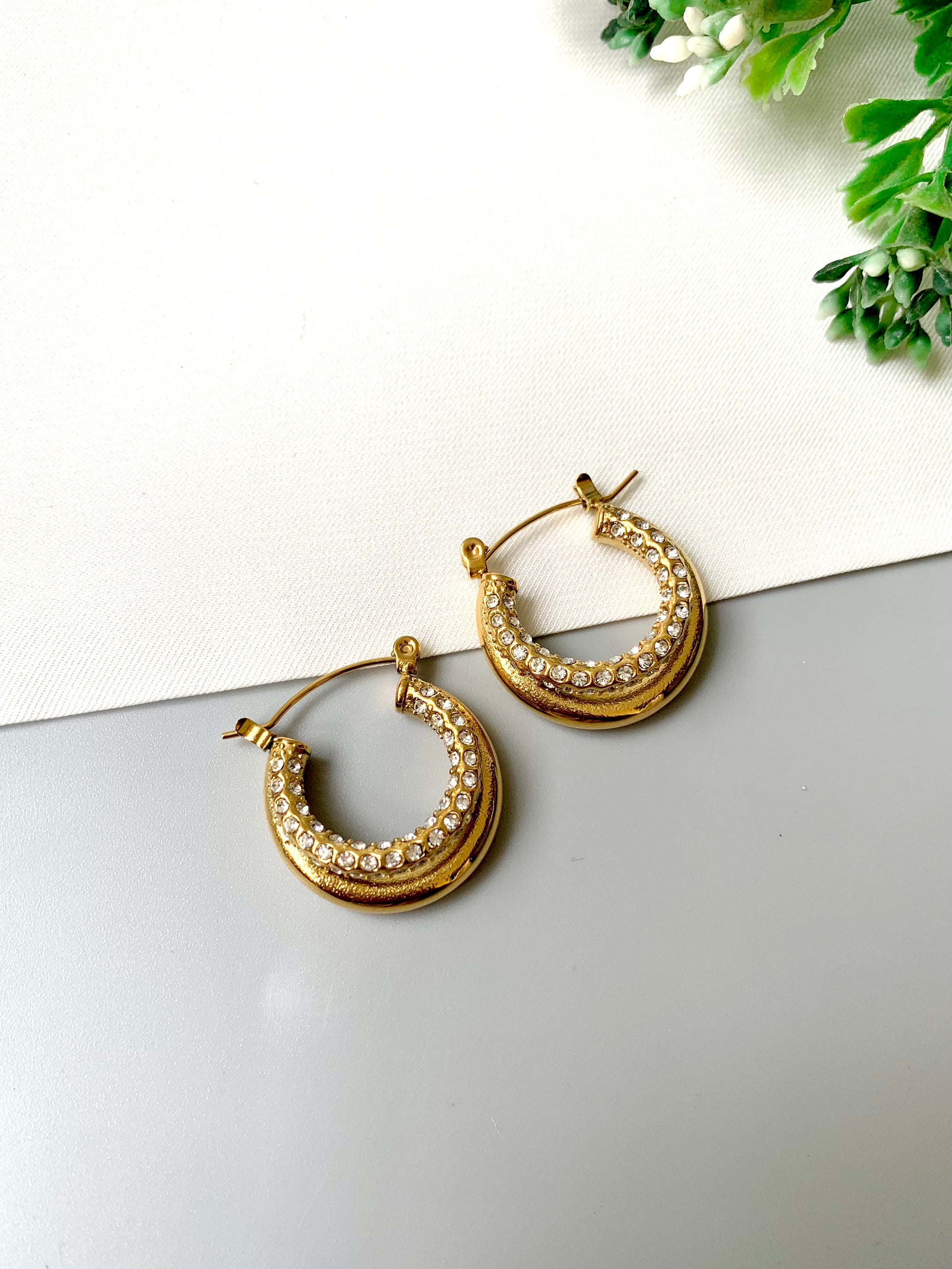 Double hoop earrings with zirconia stones in gold-plated stainless steel – FORMA collection by Zamal Jewels