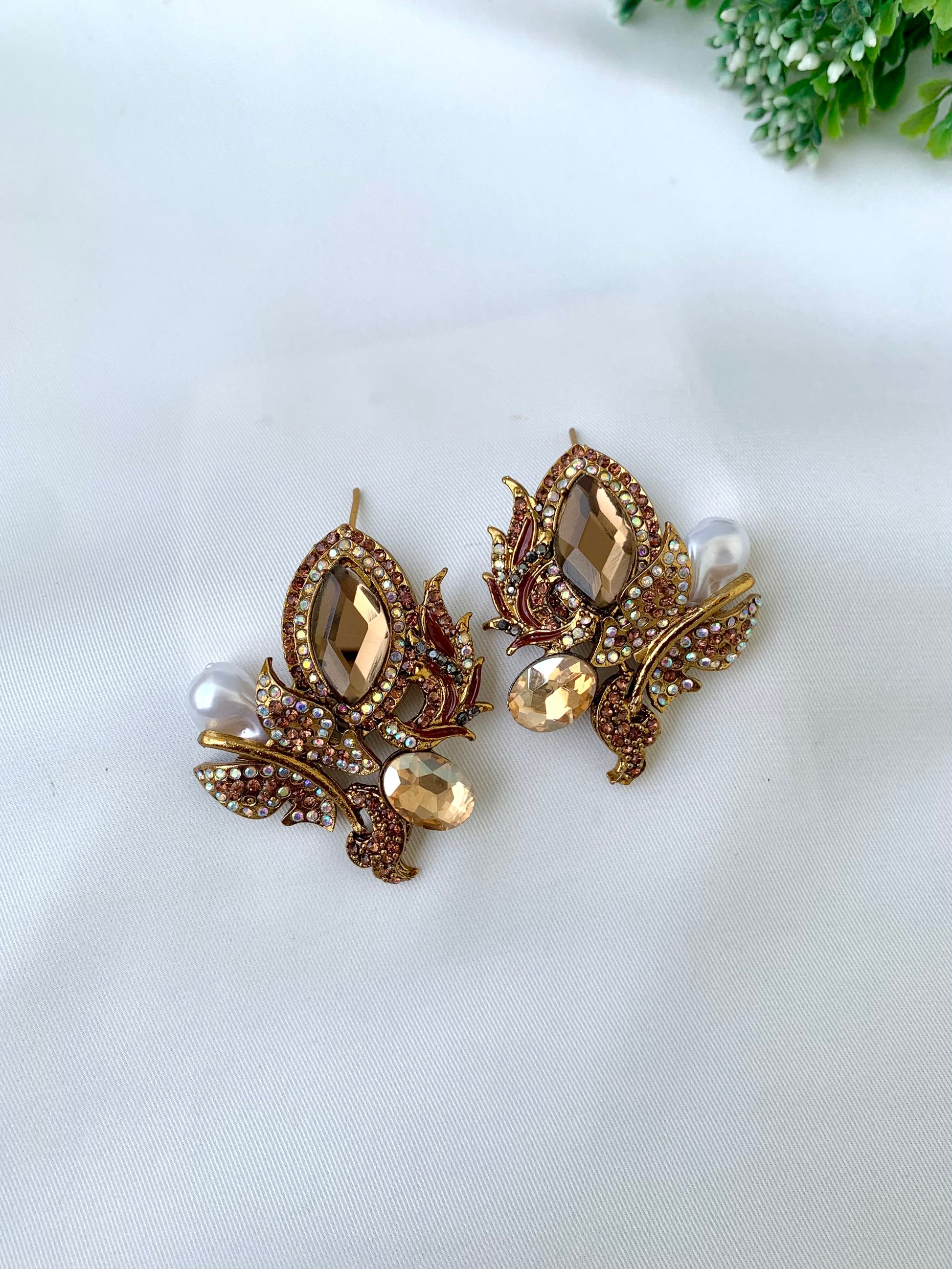 Disha champagne pearl earrings in gold plating with Turkish crystals
