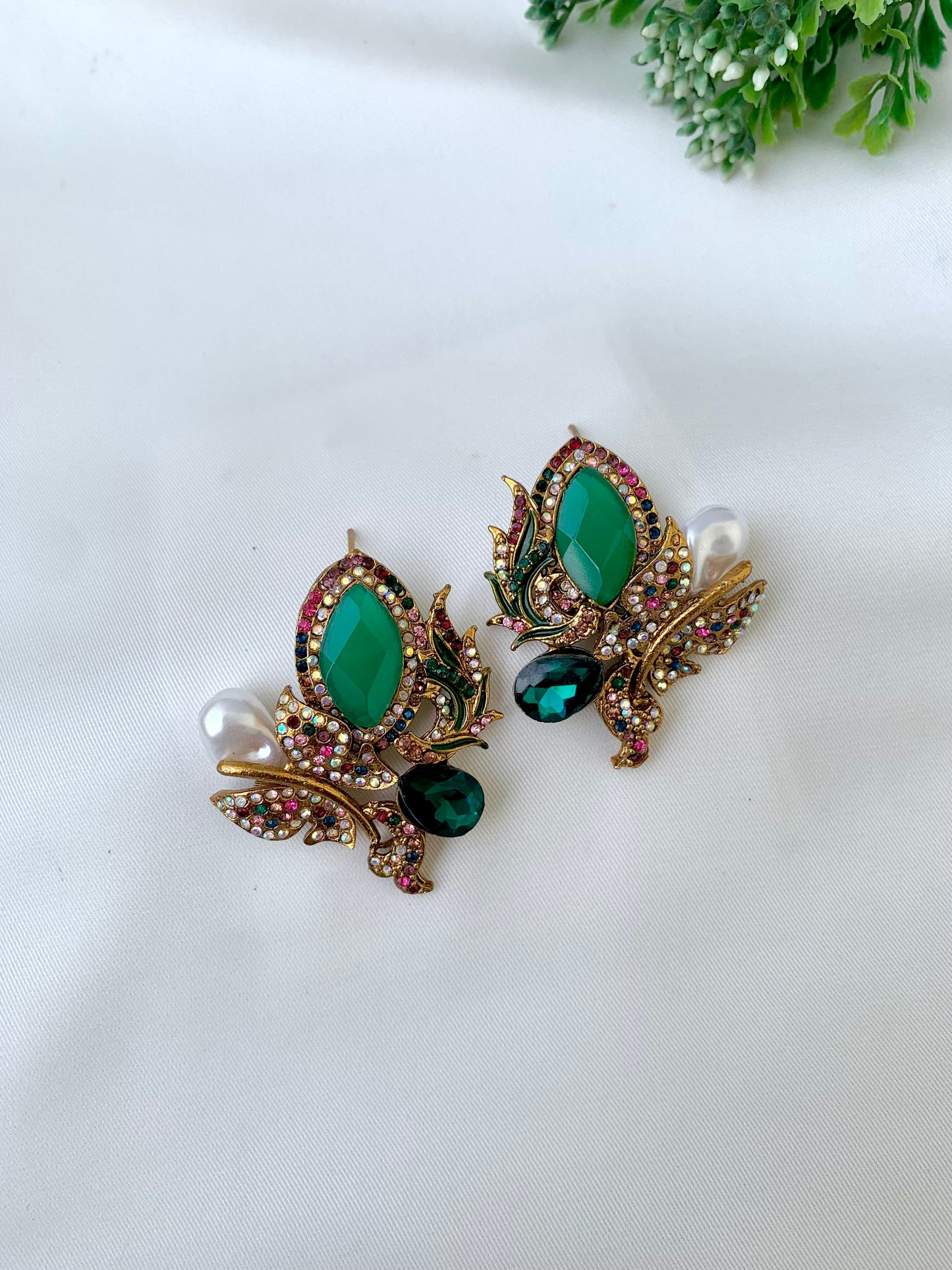 Disha emerald pearl earrings in gold plating with Turkish crystals