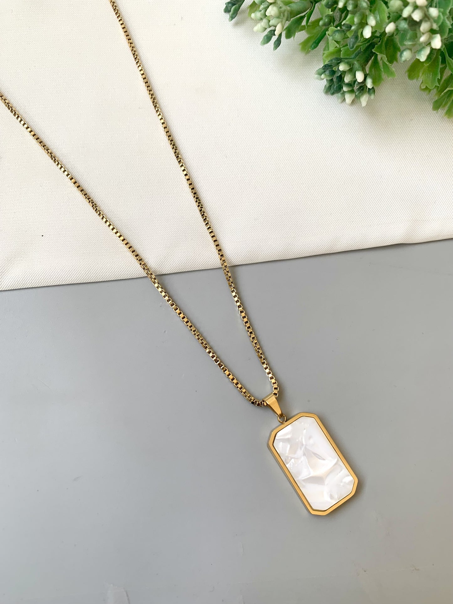 Reversible gold-plated necklace with black and white double-sided pendant — Zamal Jewels