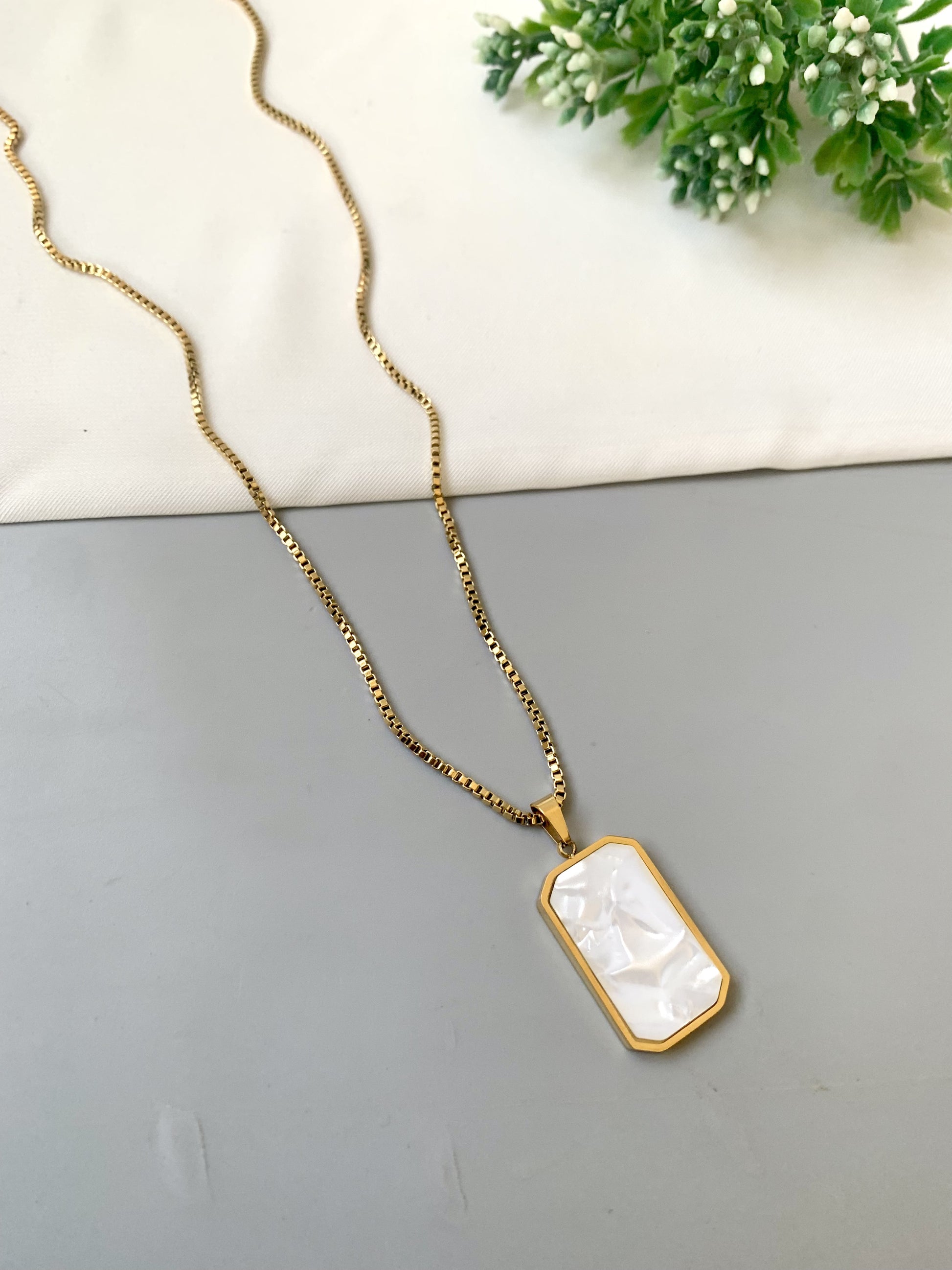 Reversible gold-plated necklace with black and white double-sided pendant — Zamal Jewels