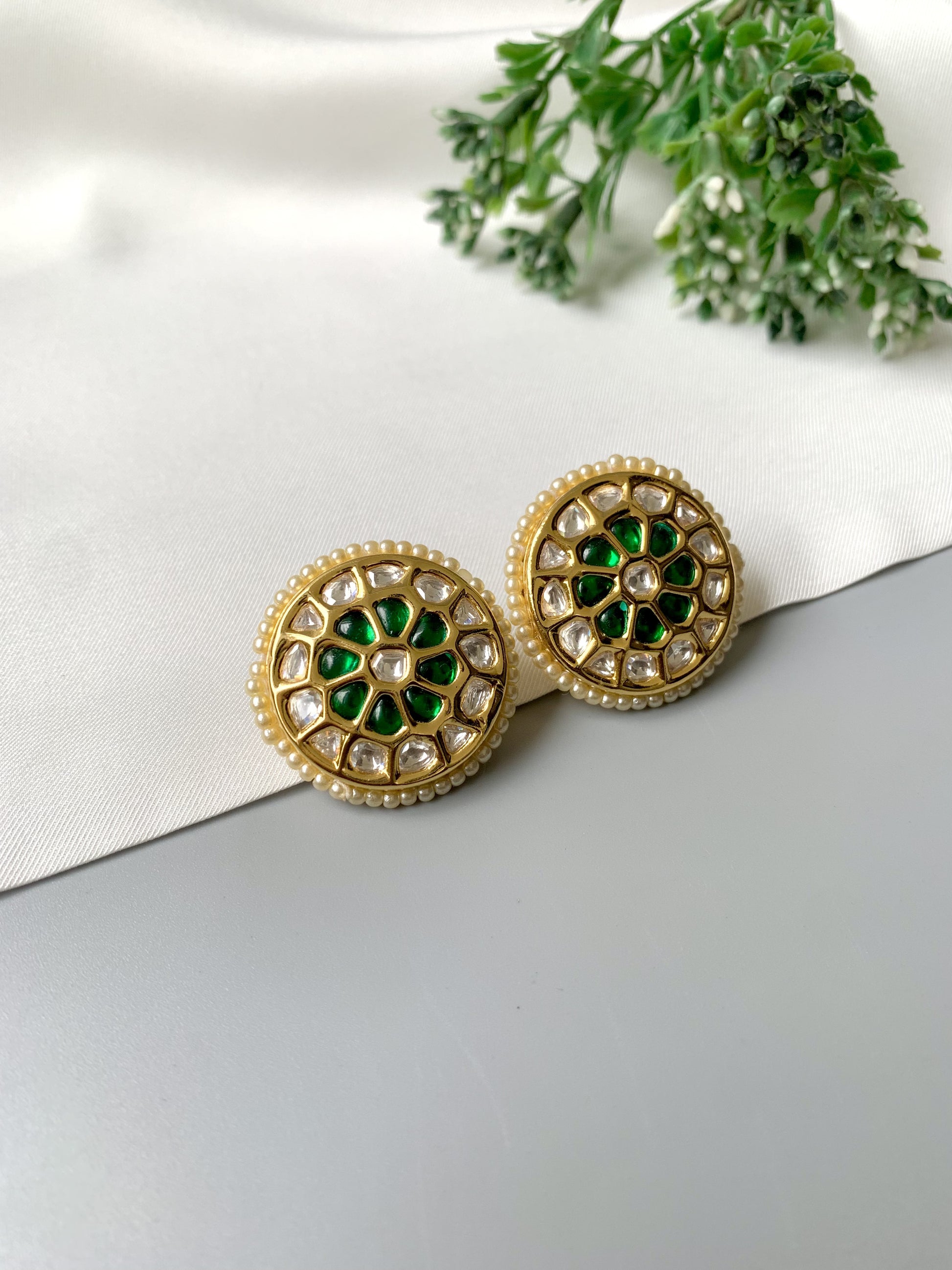Polki Kundan and emerald stud earrings with pearls in 22kt gold plating