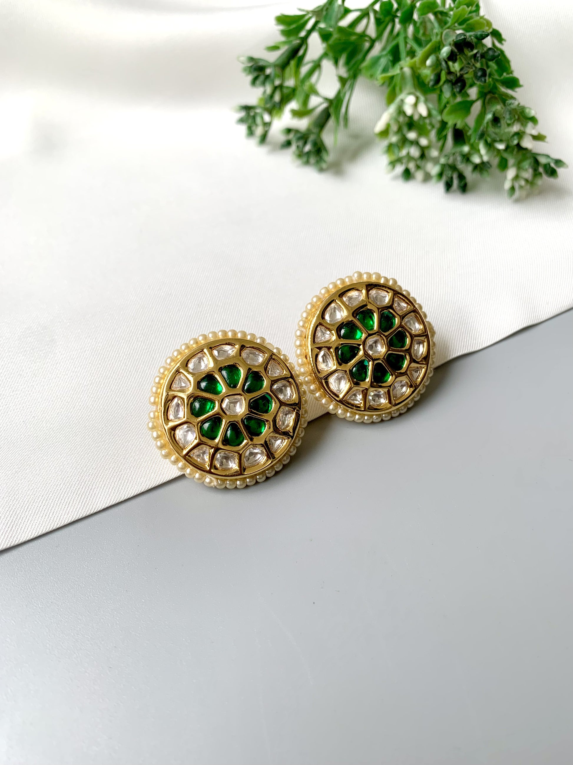 Polki Kundan and emerald stud earrings with pearls in 22kt gold plating