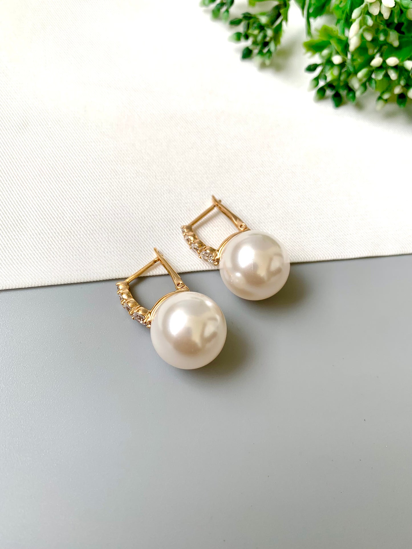 Classic semi-precious pearl studs in 22kt gold plating – side profile