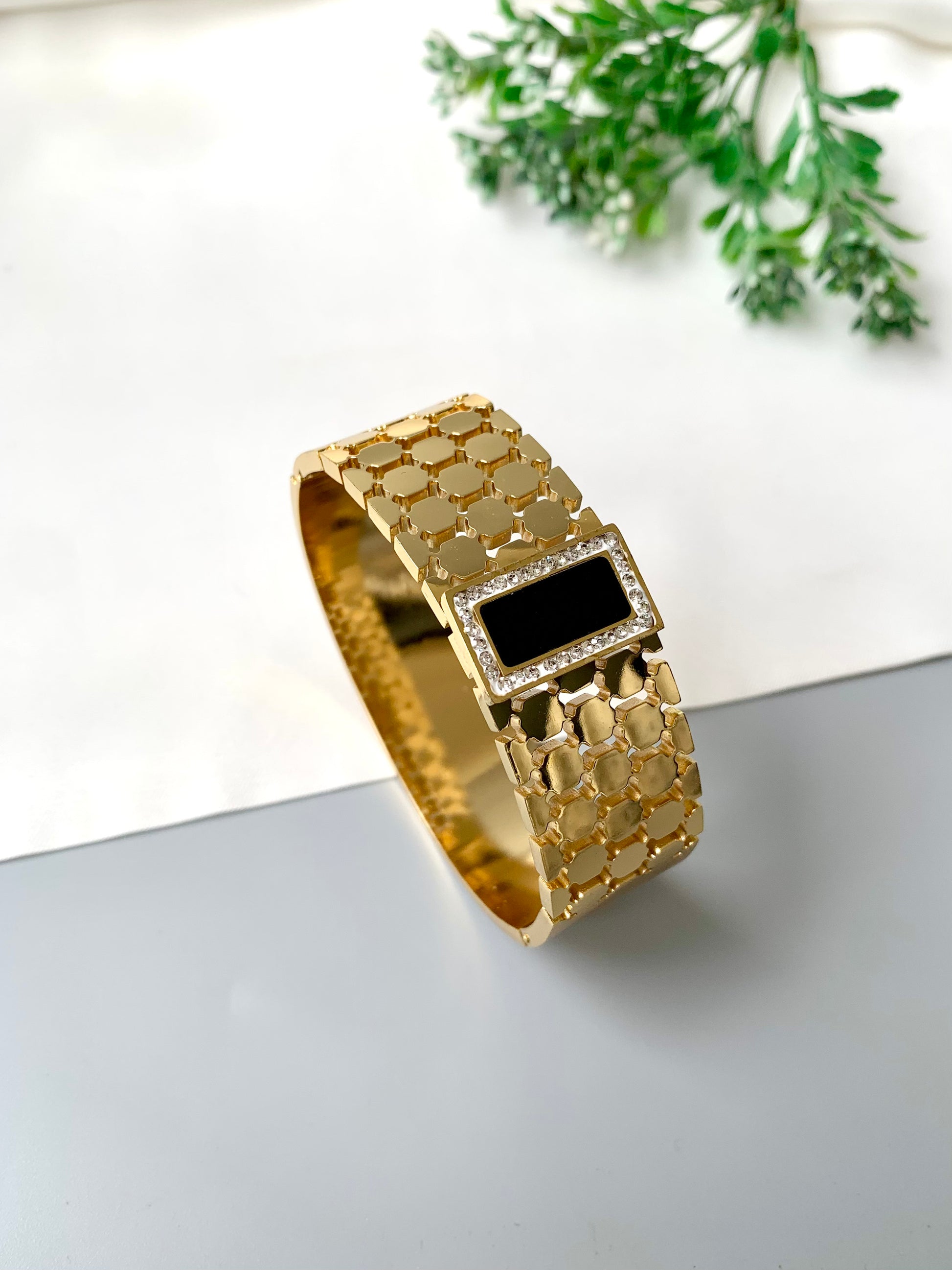 Gold-Plated Openable Vexa Bracelet with Black Onyx Center