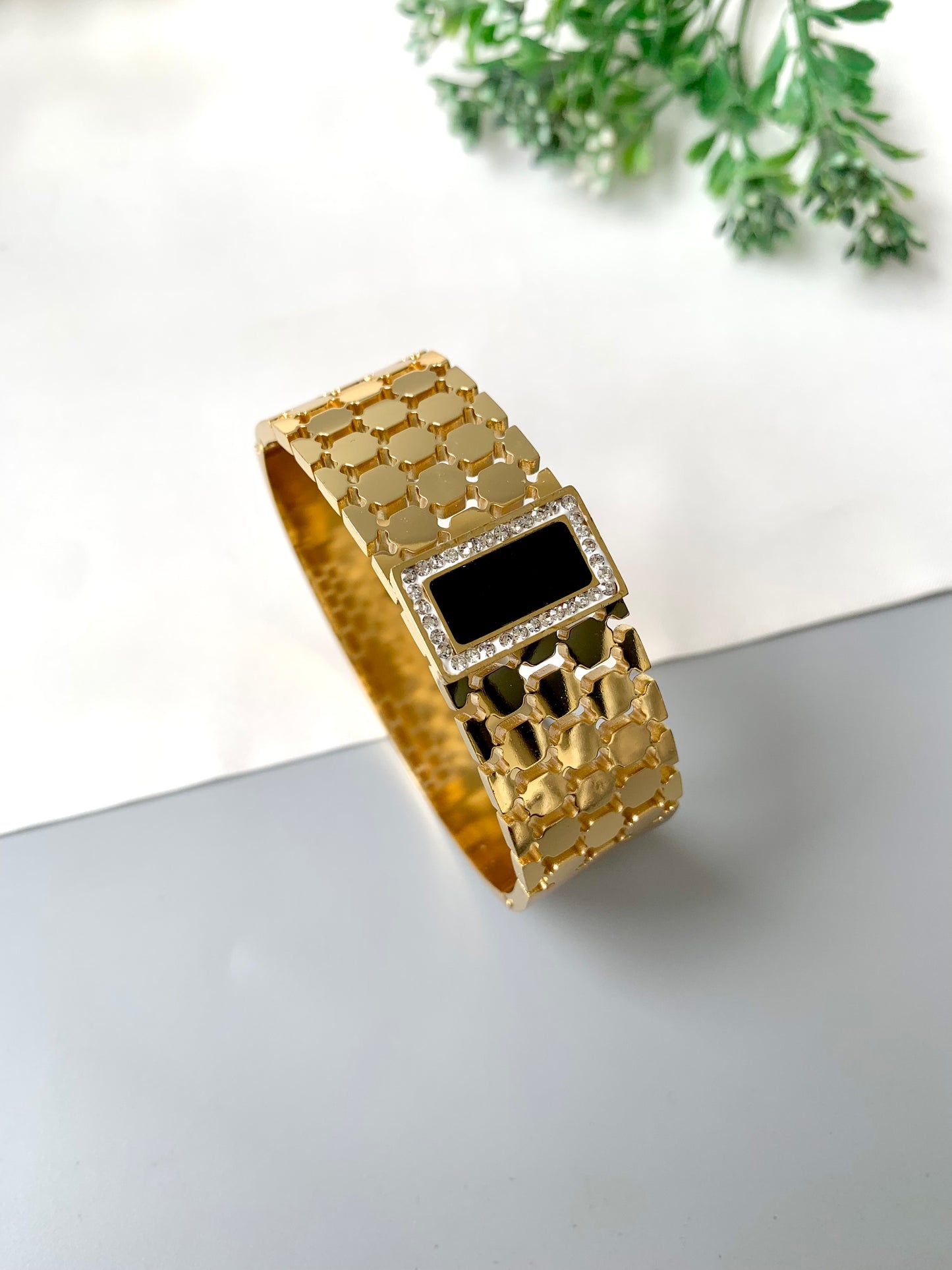 Gold-Plated Openable Vexa Bracelet with Black Onyx Center