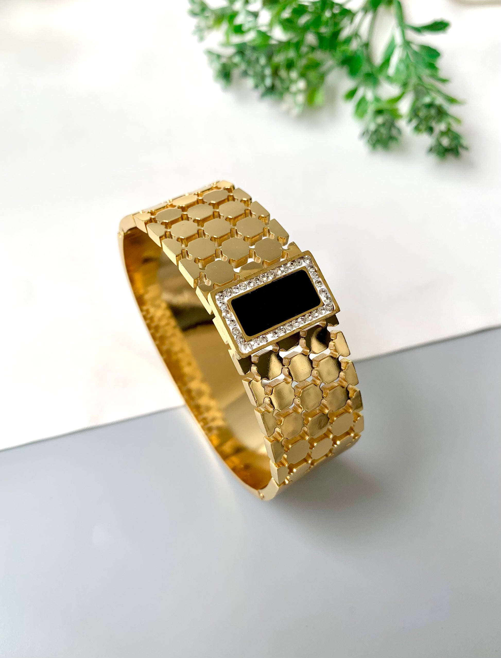 Gold-Plated Openable Vexa Bracelet with Black Onyx Center