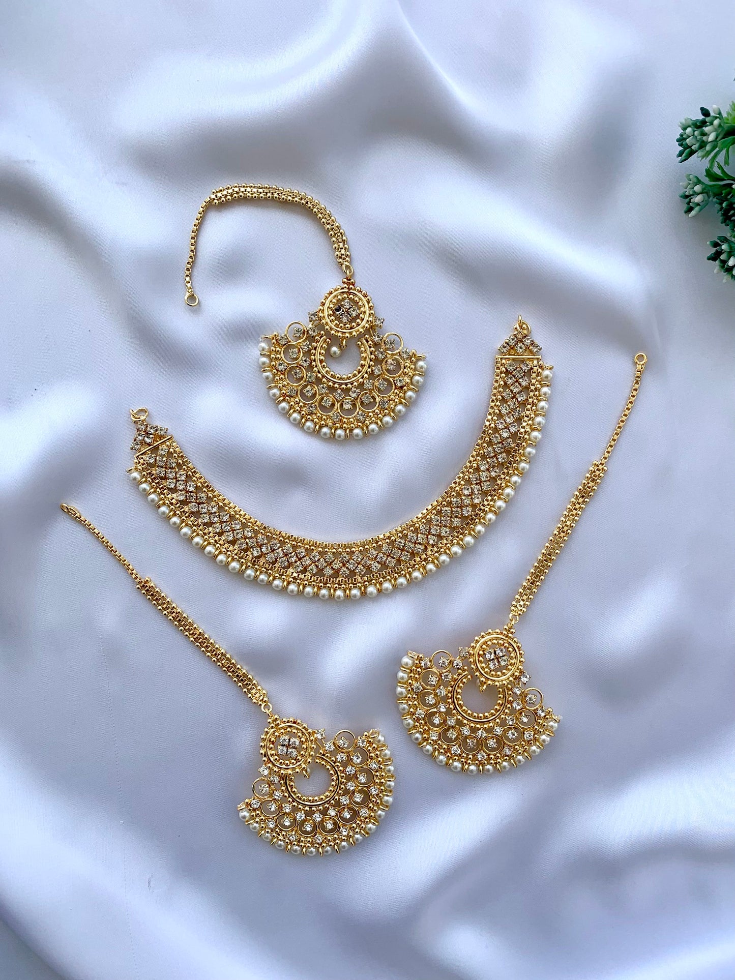Zarmeena gold plated jewelry set with zircones crystals pearls necklace earrings and tikka
