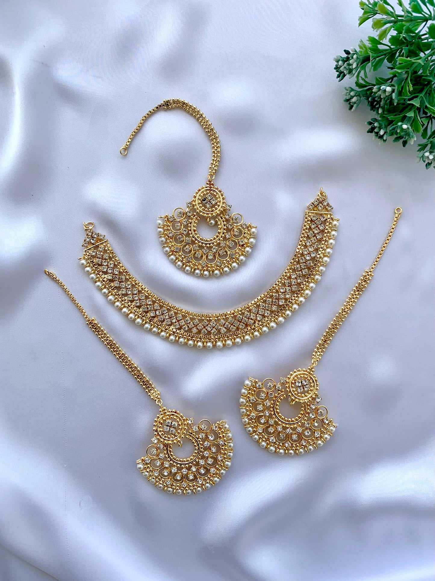 Zarmeena gold plated jewelry set with zircones crystals pearls necklace earrings and tikka