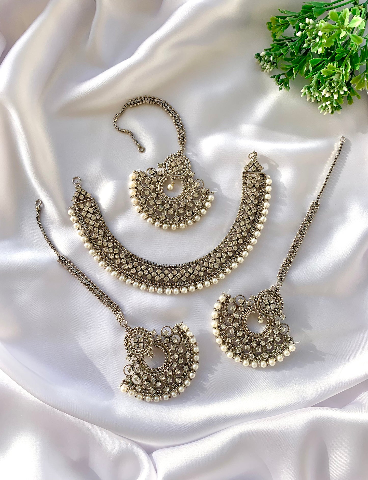 Zarmeena rhodium plated jewelry set with zircones crystals pearls necklace earrings and tikka