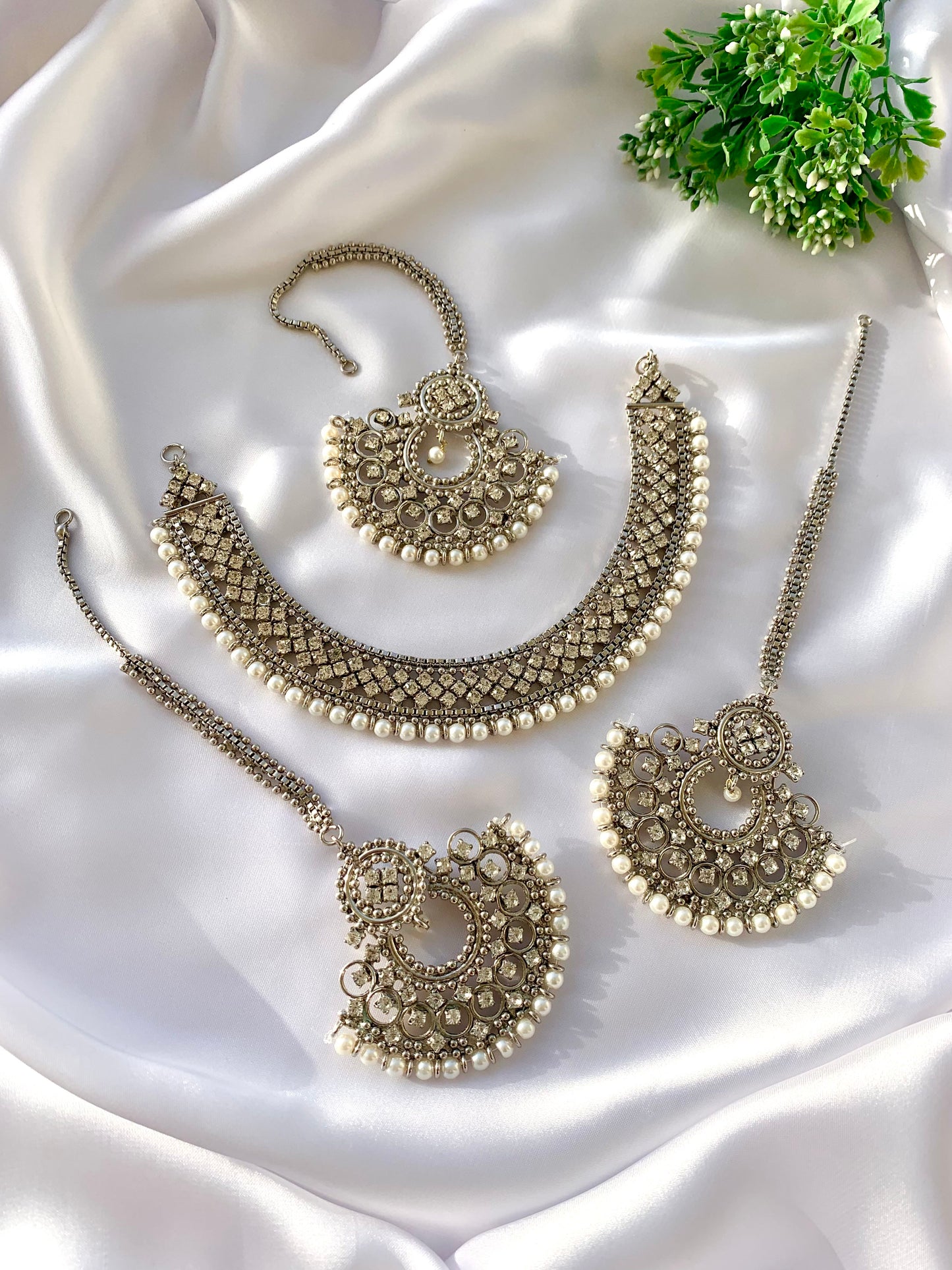 Zarmeena rhodium plated jewelry set with zircones crystals pearls necklace earrings and tikka